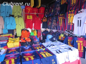 Вещевой субботний рынок в Кальпе, футболки с именами игроков